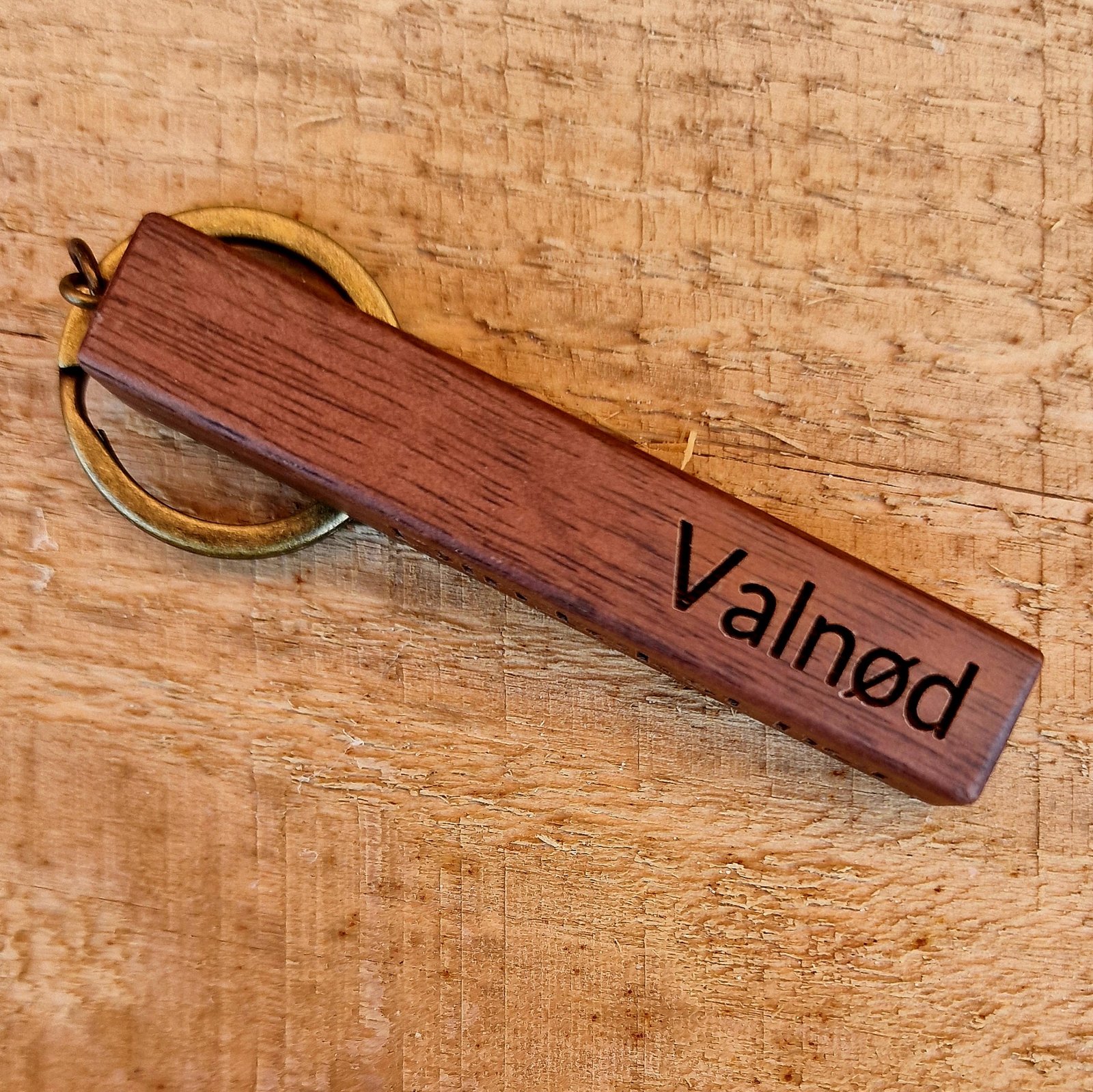 Personlig nøglering i træ med valgfri tekst Valnød