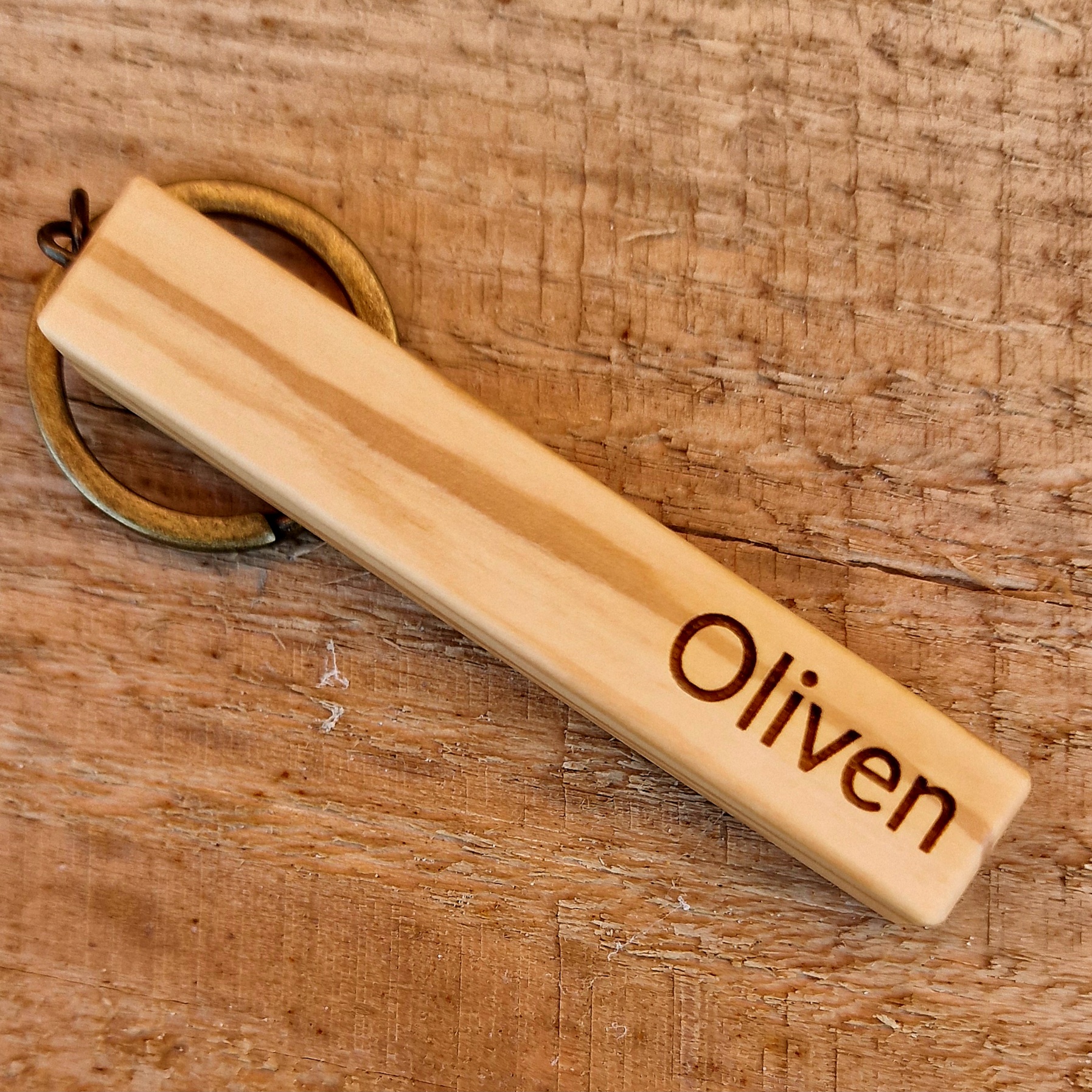 Personlig nøglering i træ med valgfri tekst Oliven