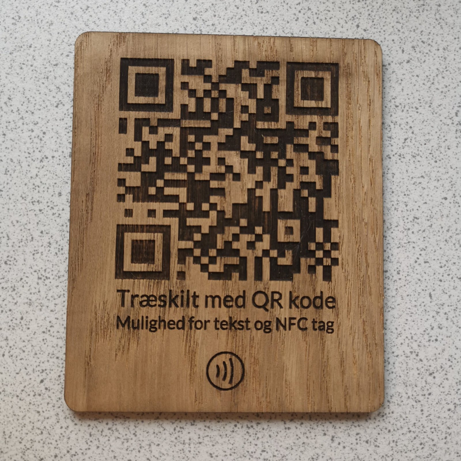 QR kode skilt i træ eller akryl Træ (Birk)