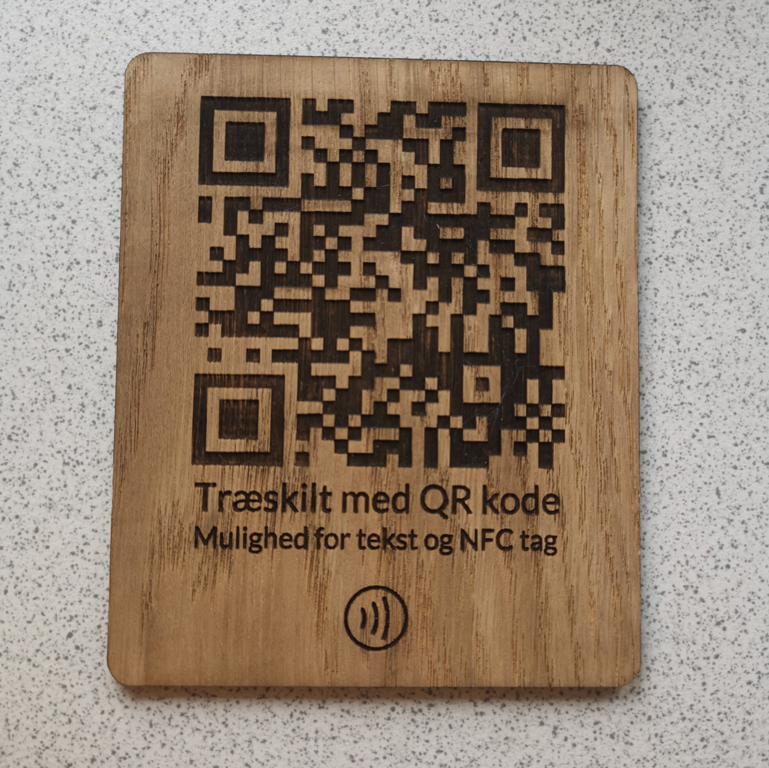 QR kode skilt i træ eller akryl Træ (Birk)