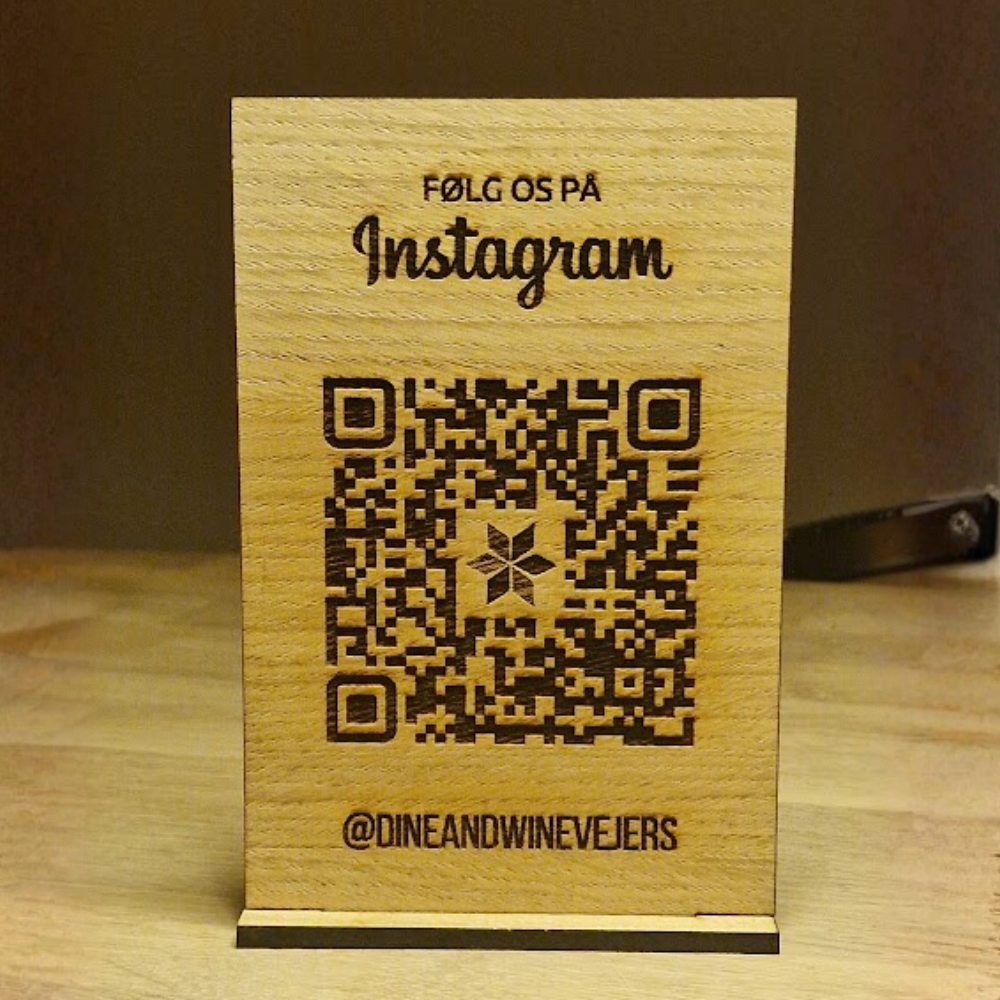 Instagram skilt i egetræ med QR kode